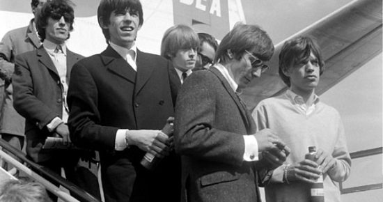 Rolling_Stones_at_Amsterdam_Airport_Schiphol_1964_2