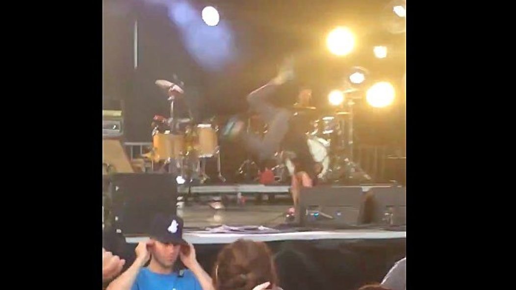 Brand_New_-_Jesse_Lacey_handstand_620-400