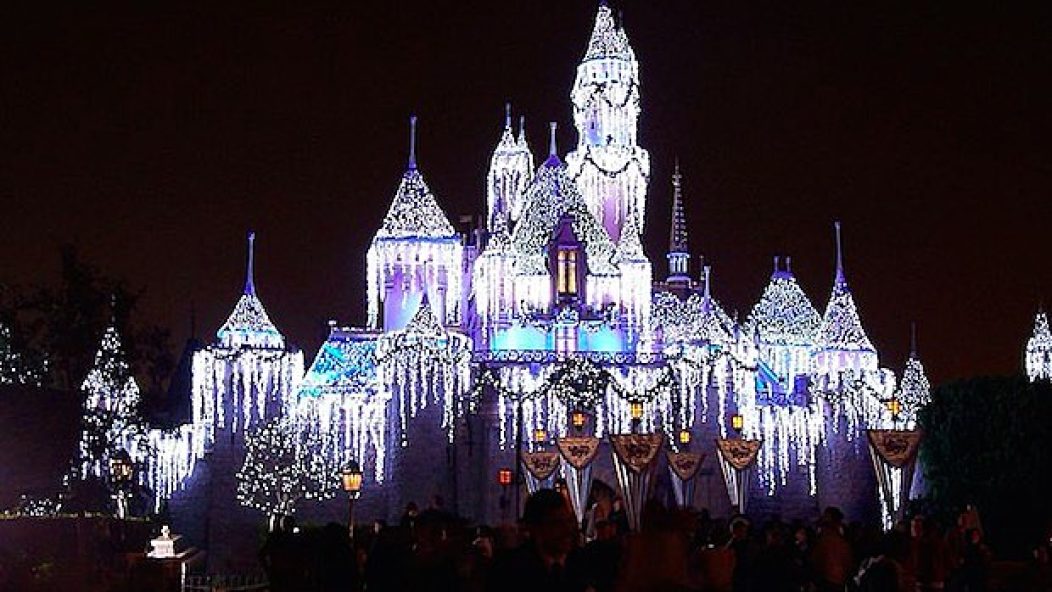 Disneyland_use_-_2015_620-400