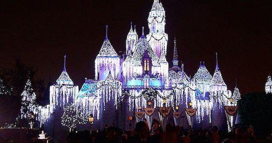 Disneyland_use_-_2015_620-400