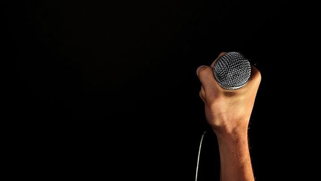 hand-microphone-mic-hold