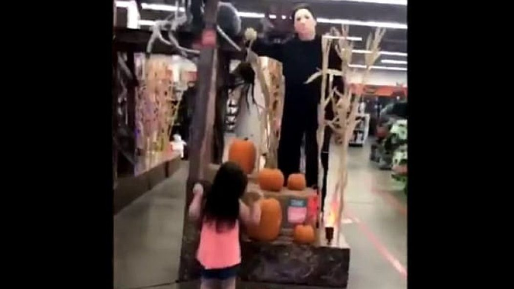 Little girl dancing with Michel Myers to Halloween theme